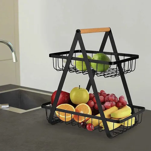 Nivel superior con bandeja de madera Vista del nivel superior del frutero de metal y madera