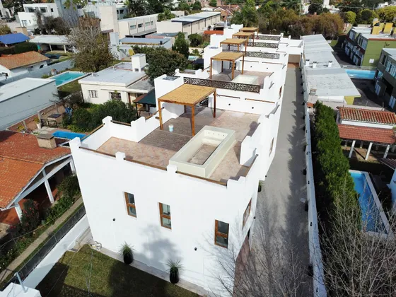 Venta: Departamento - 2 Dormitorios + Estudio 2 Baños - Planta Baja - Santa Rita