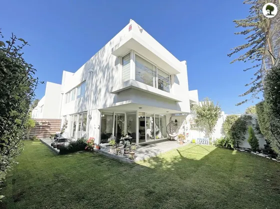 Fabulosa Casa En Las Pircas/ Juan De Dios Vial Correa