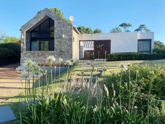 Excelente Propiedad En Venta De 3 Dormitorios En Pinares, Punta Del Este.