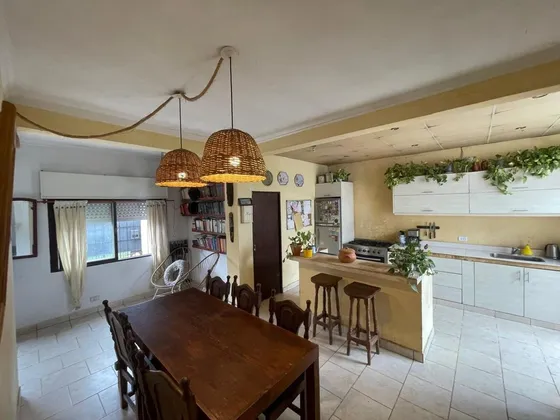 Casa En Venta En Don Torcuato Con Cochera Y Jardín