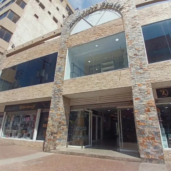 Home 24 Ocasobr Ofrece Local Comercial En Venta Situado En Planta Baja Del C.c. Majestic En El Centro De Puerto La Cruz Esta Propiedad Te Ofrece: M 22.97 Mts Piso De Cerámica, Iluminación, A