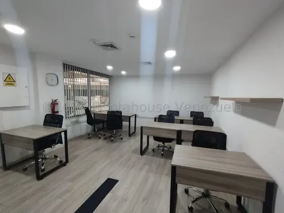 Funcional Oficina De 51 M2 En Alquiler Ubicada En Una Excelente Zona Comercial De Prados Del Este