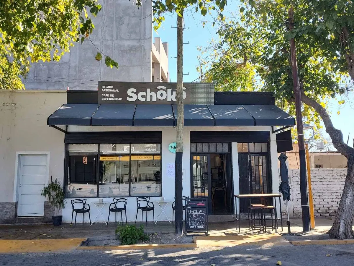 Ice Cream Shop/Café for Sale, 30 Meters from Plaza Santa Lucia