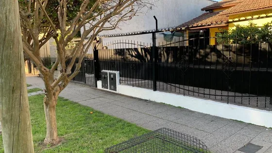 2 Propiedades Sobre Amplio Lote - Llavallol