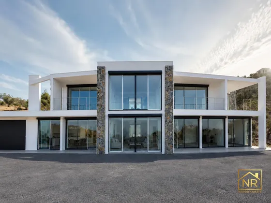 Moderna Residencia De Alto Estándar En Altos De La Reserva,
