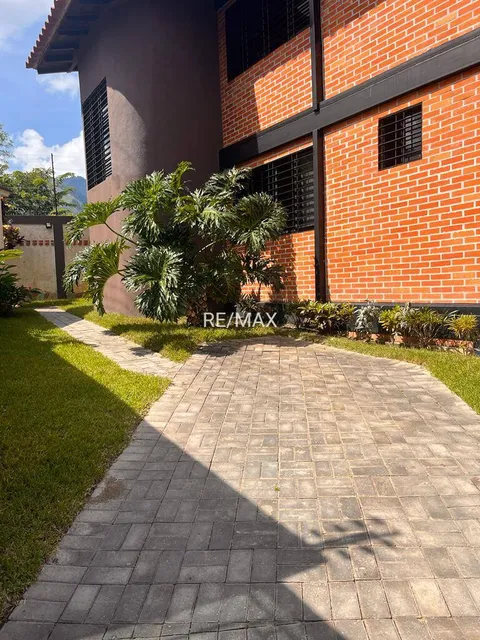 En Venta Casa En La Entrada Urbanización Altamira Nagunagua Yany