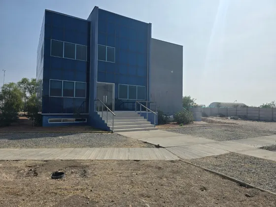 Oficina En Venta Con 567 M2, Pudahuel. 