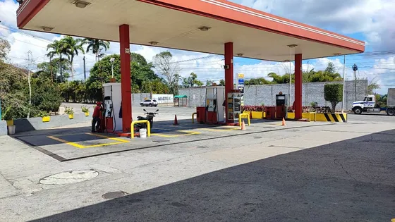 Estación De Servicio Con Restaurante: Parador Turístico En Funcionamiento Fondo De Comercio, Local Y Terreno Con Permiso Para Despacho