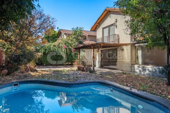 Casa En Venta De 5 Dorm. 4 Baños En La Reina