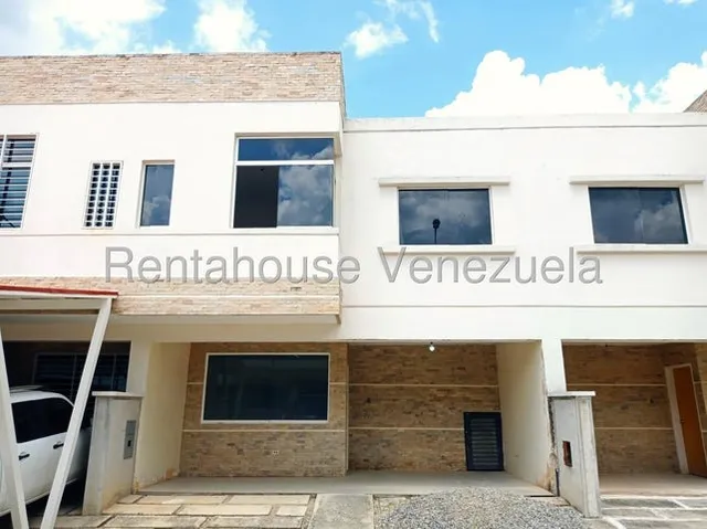 Conjunto Privado Nuevo A Estrenar En Obra Blanca Con Pozo Propio, Cuenta Con Un Metraje De 160 Mtrs Duplex Con Patio, Este Townhouse Ya Tiene Sus Pisos De Porcelanato. Yr