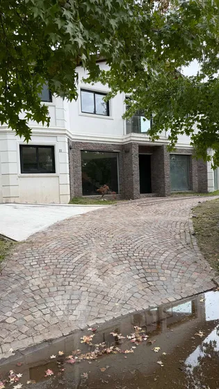 Casa De 330 M2  4 Dormitorios  Uno De Servicio 5 Baños