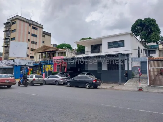Ag. Vende Excelente Local De 2 Niveles Con Puestos De Estacionamiento A Pie De Calle Ubicado En Santa Monica