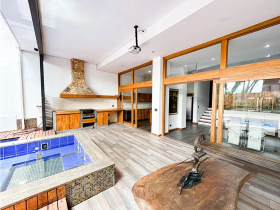 Casa Con Piscina En La Parte Alta De El Poblado