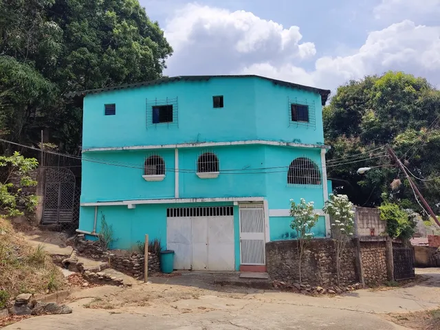 Venta De Amplia Casa En Paracotos 