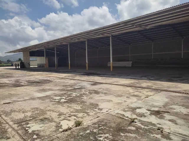  Galpón En Venta. La Entrada Cuenta Con Un Portón De Acceso De 12 Metros De Largo. Mr. 