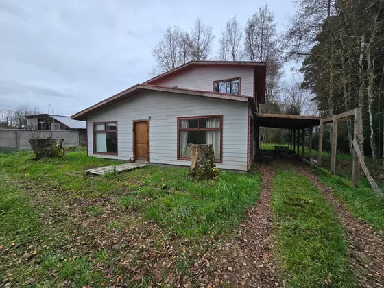 Terreno Urbano De 2,5 Ha Con Orilla De Río Y 3 Construccione