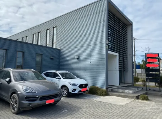 Arriendo Oficinas Y Galpón.
