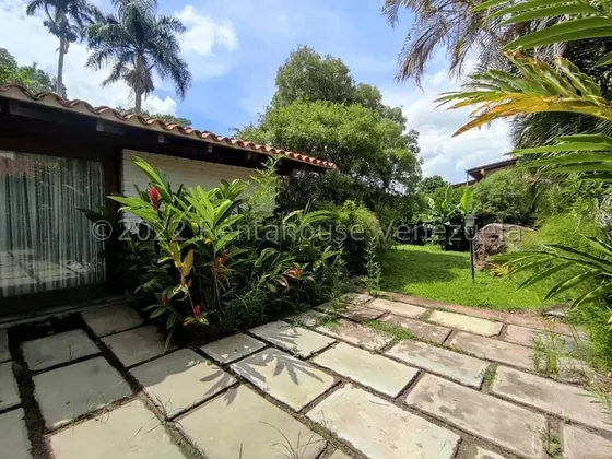 Jip 25-15547. Rent-a-house Vende Amplia Y Confortable Casa Quinta De 3.690mts2, 6hab, 7 Bañosanque Subterráneo Con Sistema Hidroneumático Y Filtro, Ubicada En Zona Norte De Maracay, Edo Aragua