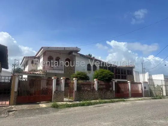 Iris Marín Vende Casa De Niveles Ubicada En Conjunto Privado Al Este De Barquisimeto