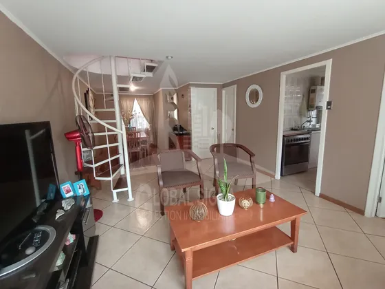 Se Vende Casa 2 Pisos Regularizada. Metro Laguna Sur