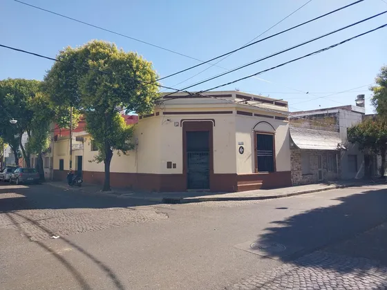  Salon En Arroyito, Esquina, 120 M2, Oficina, Baños.