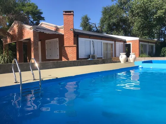 Casa En Venta - 5 Dormitorios 4 Baños - 10.062mts2 - San Miguel Del Monte