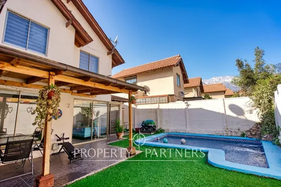 Venta De Casa En Peñalolén Con Excelente Conectivi...