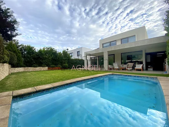 Casa En Venta De 4d/4b En Chamisero, Colina