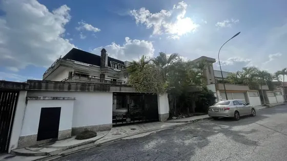 Vendo En Los Samanes Quinta De 3 Plantas Con Anexo En Calle Cerrada