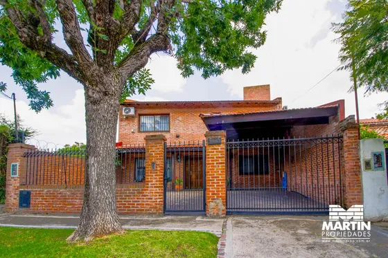 Casa En Venta 5 Amb Con Jardín, Quincho Y Pileta En Don Torcuato