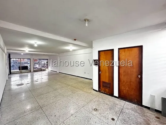 Daniela Linarez Alquila Locales Comerciales En El Oeste De Barquisimeto Posee 6m2 Zona De Alta Influencia Con Amplios Espacios Y Con Todos Los Servicios Básicos                                        