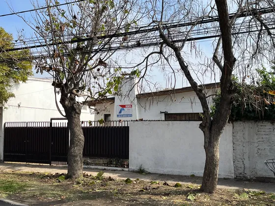 Bajamos El Precio!, En Pleno Centro, Amplia Casa Con Patio