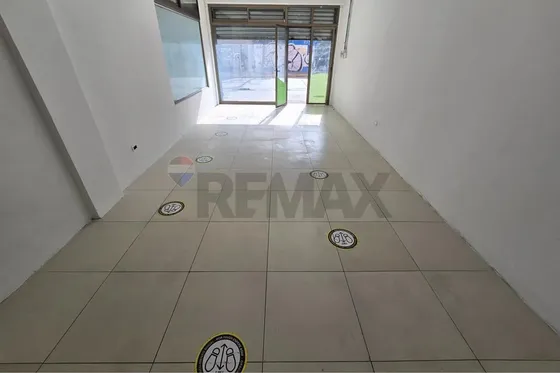 Local En Calle: 77 Metros De Planta Libre