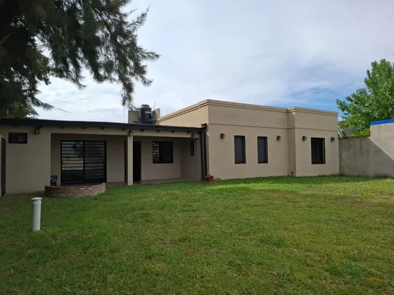 Venta Casa Con Pileta En Parque Sicardi  Sobre Lote De 753 Mts2