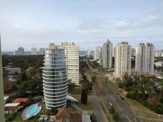 Apartamento En Venta De 3 Dormitorios Con Estufa A Leña En Fontainebleau, Punta Del Este.