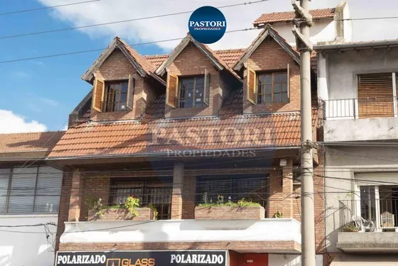 Venta De Ph De 5 Amb En 1º Piso Por Escalera En Muy Buen 