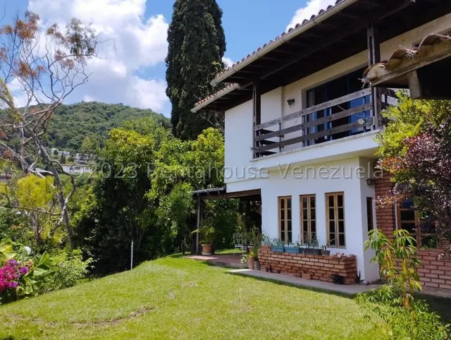Vendo Cómoda  Y Amplia  Casa  Prados Del Este !!!  Hermosas Vistas, Extensas Áreas Verdes, Para Remodelar A Su Gusto, En Calle Cerrada Con Vigilancia, Ubicada En Una De Las Mejores Urbanizaciones ....