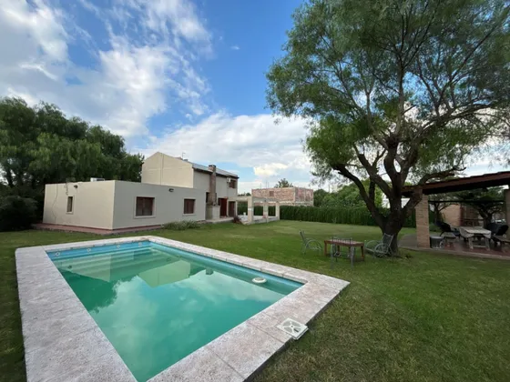 Excelente Casa En Venta De 3 Dormitorios, Pileta Y Gran Parque En Mendiolaza