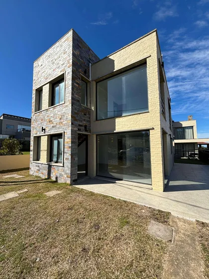  Casa Venta 3 Dormitorios 3 Baños Vista Al Mar Punta Colorada