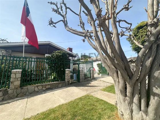 Casa En Venta De 7 Dorm. En Concón