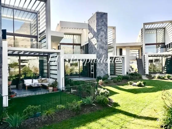 Moderno, Con Patio Privado, Piscina Y Salas En Áreas Comunes