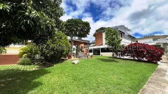 Casa En Venta En Los Samanes 25-112 Ab