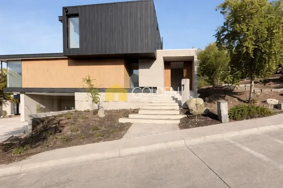 Casa En Arriendo De 5 Dorm. En Lo Barnechea
