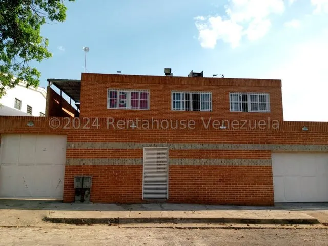 Casa En Venta Trigal Centro Lr Valencia De Dos Niveles Amplia Tanque De Agua Subterraneo Calle Cerrada