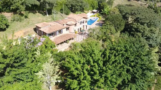 Se Vende Casa Campestre En Girardota A Tan Sólo 6 Minutos De La Via Principal - Hermosa Panorámica.