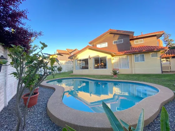 Casa En Venta De 5 Dorm. En Concón