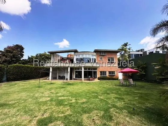 Tg Casa Moderna En Venta En Los Samanes, En Calle Cerrada Con Bellas Áreas Sociales  25-19580 Ys 