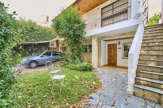 Casa Para Actualizar En Beccar, Con Lindo Jardín Al Frente Y Mucha Luz!