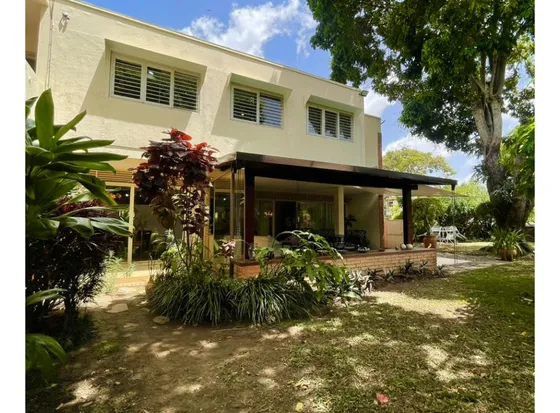 Se Vende/alquila Casa 1250m² 5h+s/3b+s/4e Lomas De Chuao 